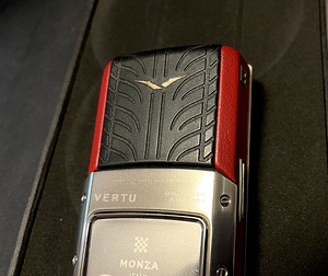 Vertu Ascent Monza Limited Edition (7 фото из 10)