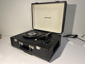 Vinüülimängija / Vinyl turntable CROSLEY CR6252A-BK4 (1 foto / 4)