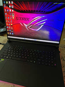ASUS ROG Strix SCAR 18 (2025) G835LW (2 foto / 5)