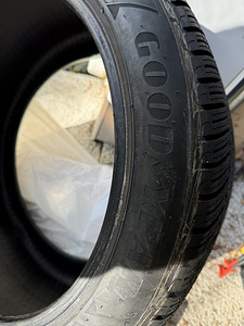 ШИПОВАННЫЕ ШИНЫ GoodYear UltraGrip Performance Gen1 NF0 (2 фото из 5)