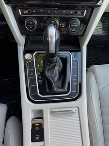Volkswagen Passat 1.5 Facelift R-Line (10 foto / 15)