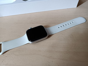 Appe Watch 5 Siver Aluminum 44 mm (2 foto / 3)