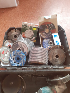 Зарядное устройство makita+коробка+диски (2 фото из 4)