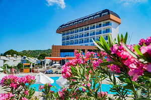 THRONE BEACH RESORT & SPA (1 фото из 10)