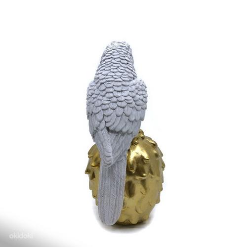 Декоративный белый попугай на шишке, высота около 17 см. (фото #3)