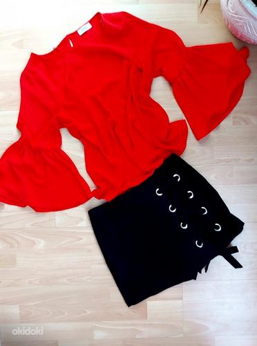 Красная блузка и черная брючная юбка (фото #1)