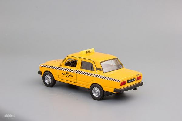 Модель автомобиля Лада ВАЗ 2107 такси 1:36 (фото #2)
