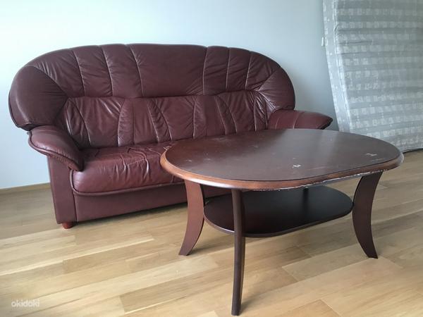 Кожаный диван и диванный столик (фото #2)