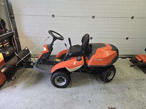 Продается подержанный райдер Husqvarna R 216T AWD (1 фото из 8)