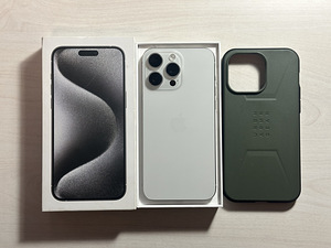Apple iPhone 15 Pro Max White Titanium 256GB v heas korras. (1 foto / 9)