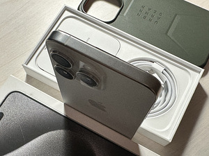 Apple iPhone 15 Pro Max White Titanium 256GB v heas korras. (5 foto / 9)