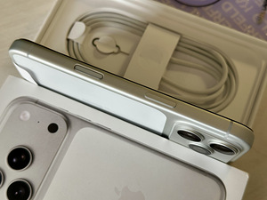 Apple IPhone 17 Pro Silver 256GB как новый. Гар 02.2028 (3 фото из 10)