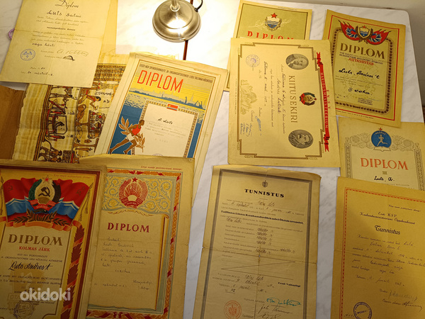 Diplomid, tunnistused, avaldused, papüürus. (foto #1)