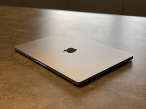 MacBook Air 13" Apple M2 256 gb Space grey (1 foto / 2)