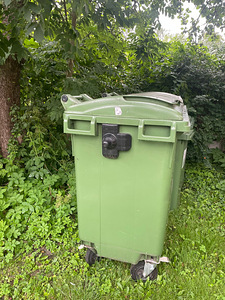 Erineva suurusega prügikastid (2 foto / 4)