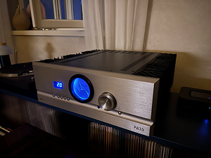 Pass Labs INT-60 Class A Integrated Amp (2 foto / 5)
