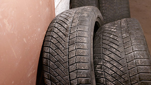 Зимние шины 245/45 R19 (2 фото из 4)