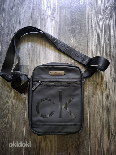 Новые сумки через плечо Calvin Klein