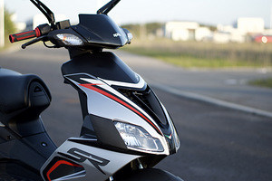 Aprilia SR 50 R 2T 2kW (4 foto / 10)
