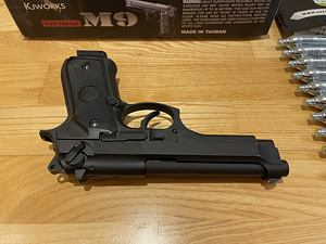 UUS KJW Beretta M9 Airsoft 6mm püstol CO2 Blowback (4 foto / 10)