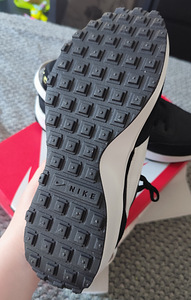 Новые женские кроссовки Nike (2 фото из 2)