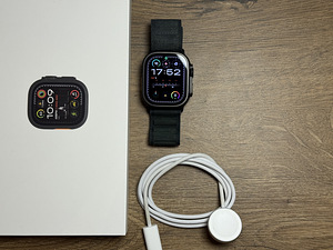 Apple Watch Ultra 2nd Generation, 49mm, Black Titanium (1 foto / 3)
