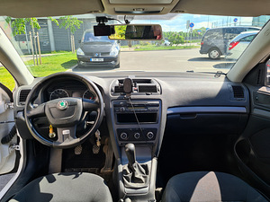 Skoda Octavia (7 фото из 9)