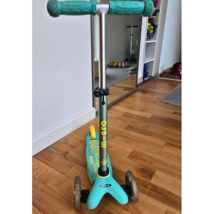 Vähekasutatud Mini-Micro deluxe tõukeratas koos kiivriga (2 foto / 2)