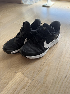 Nike (4 foto / 4)