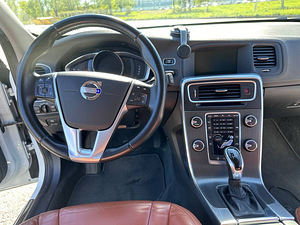 Volvo V60 2.0 TDI 120kW, 2013a (9 foto / 15)