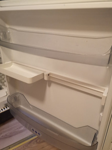 Встроенный холодильник Whirlpool (1 фото из 3)