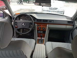 Мерседес Бенц 300D (6 фото из 9)