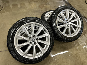 Диски Jaguar 245/45 R18 с хорошей шиной и шипами (1 фото из 2)