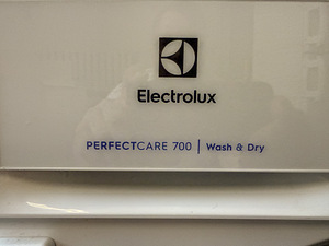 Встраиваемая стирально-сушильная машина Electrolux 10/4 кг 1 (4 фото из 6)