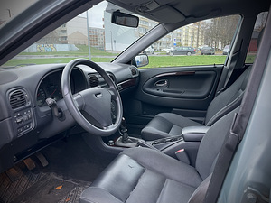 Volvo V40 рестайлинг (9 фото из 14)