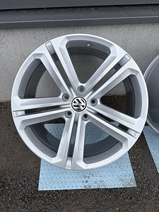 21-дюймовые диски Mallory для Volkswagen Touareg (2 фото из 8)