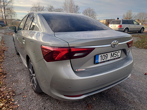 Toyota Avensis Active plus Navi 1.8 108kW (10 foto / 12)
