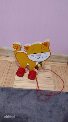 Деревянный кот на верёвке, телефон (фото #1)