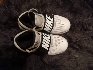 Кроссовки Nike (2 фото из 3)