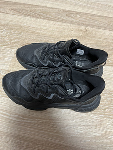 Adidas Originals Ozweego trainers in triple black (2 foto / 5)
