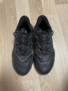 Adidas Originals Ozweego trainers in triple black (1 foto / 5)