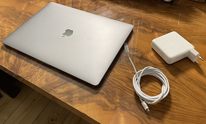 Macbook Pro 2019 15" Intel i9 4GB Radeon Pro 560X 16GB RAM (1 foto / 7)