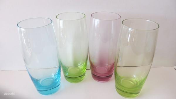 Mitmevärvilised klaasid. 13,5 cm x 5,0 cm. (foto #1)