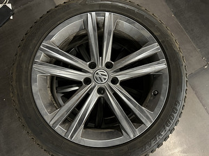 Зимние диски 18" VW оригинал + шипы Goodyear (3 фото из 6)