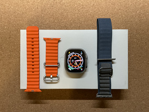 Apple Watch Ultra 2 49mm - 2 ремешка (1 фото из 3)