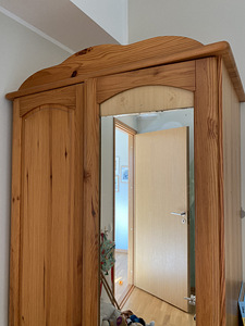 Деревянный шкаф (2 фото из 3)