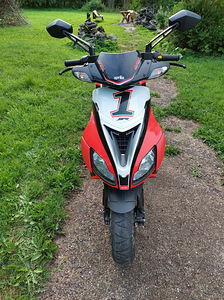 Roller Mopeed Aprilia SR 50R (6 foto / 7)