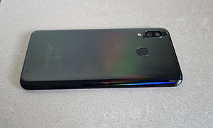 Samsung Galaxy A40 (2 фото из 2)
