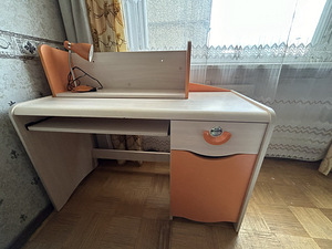 Kirjutuslaud, riiul ja lamp (2 foto / 3)