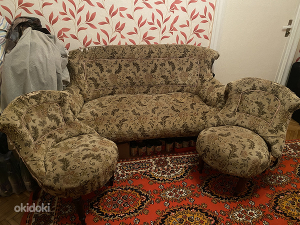 Продаётся комплект антикварной мебели (диван и 2 кресла)
